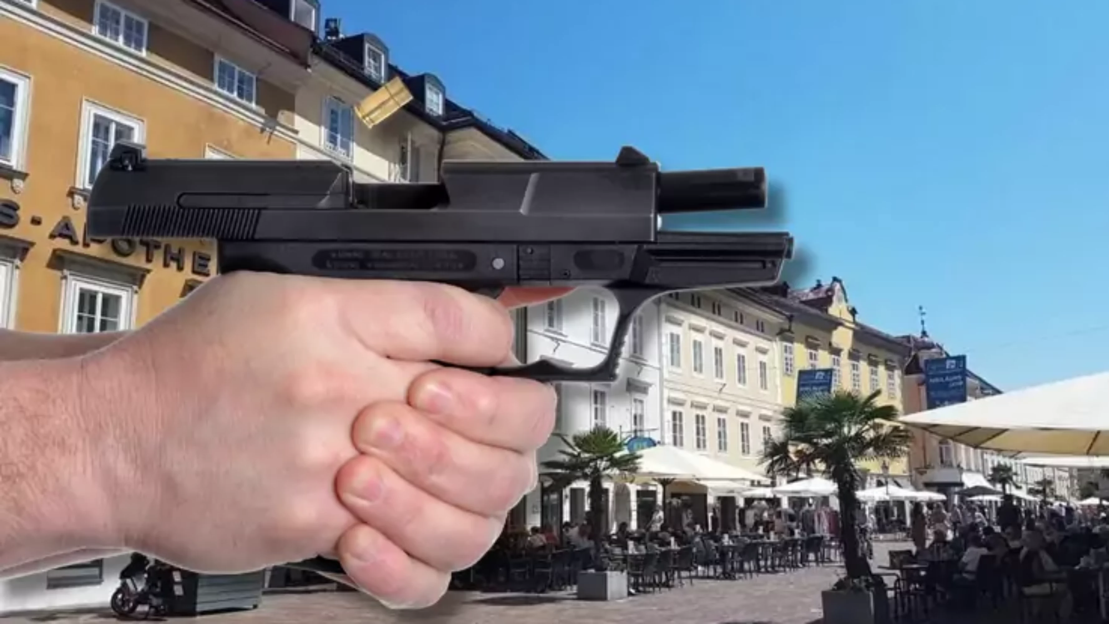 Das Bild auf 5min.at zeigt eine Hand, die eine Schreckschusspistole hält, in der Klagenfurter Innenstadt.