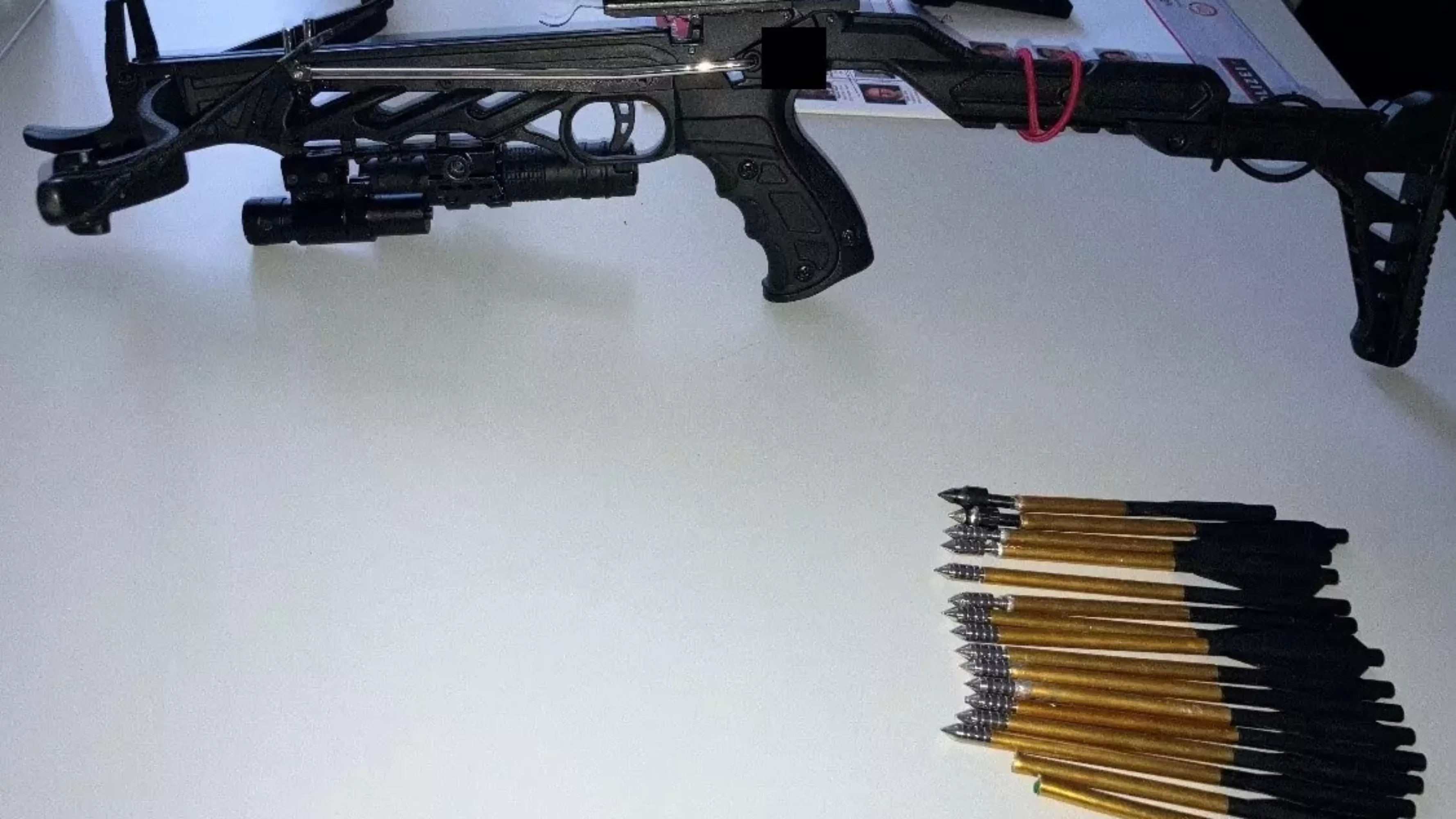 Bild auf 5min.at zeigt eine Armbrust un Munition.