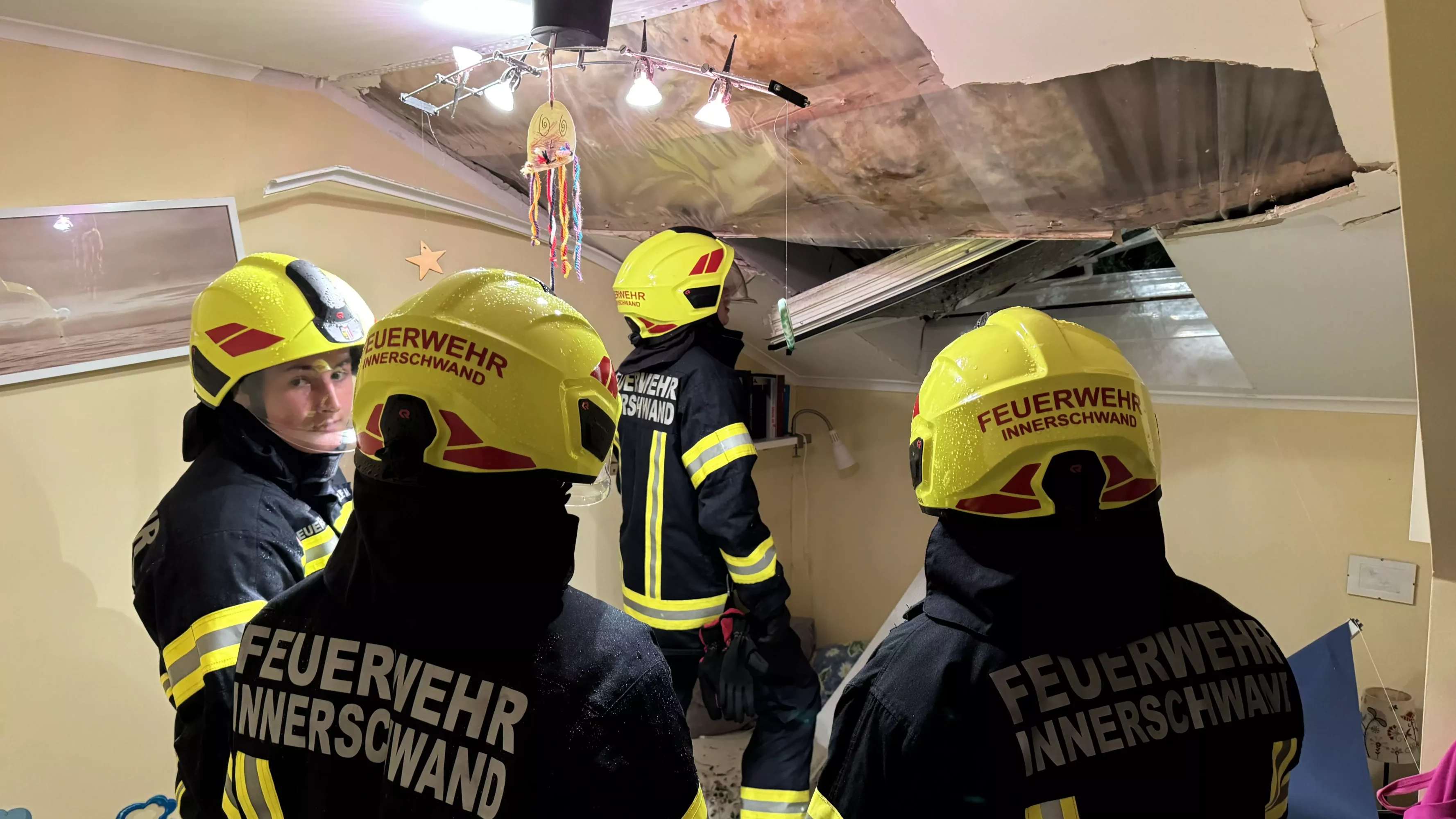 Ein Bild auf 5min.at zeigt die Feuerwehr im Einsatz.