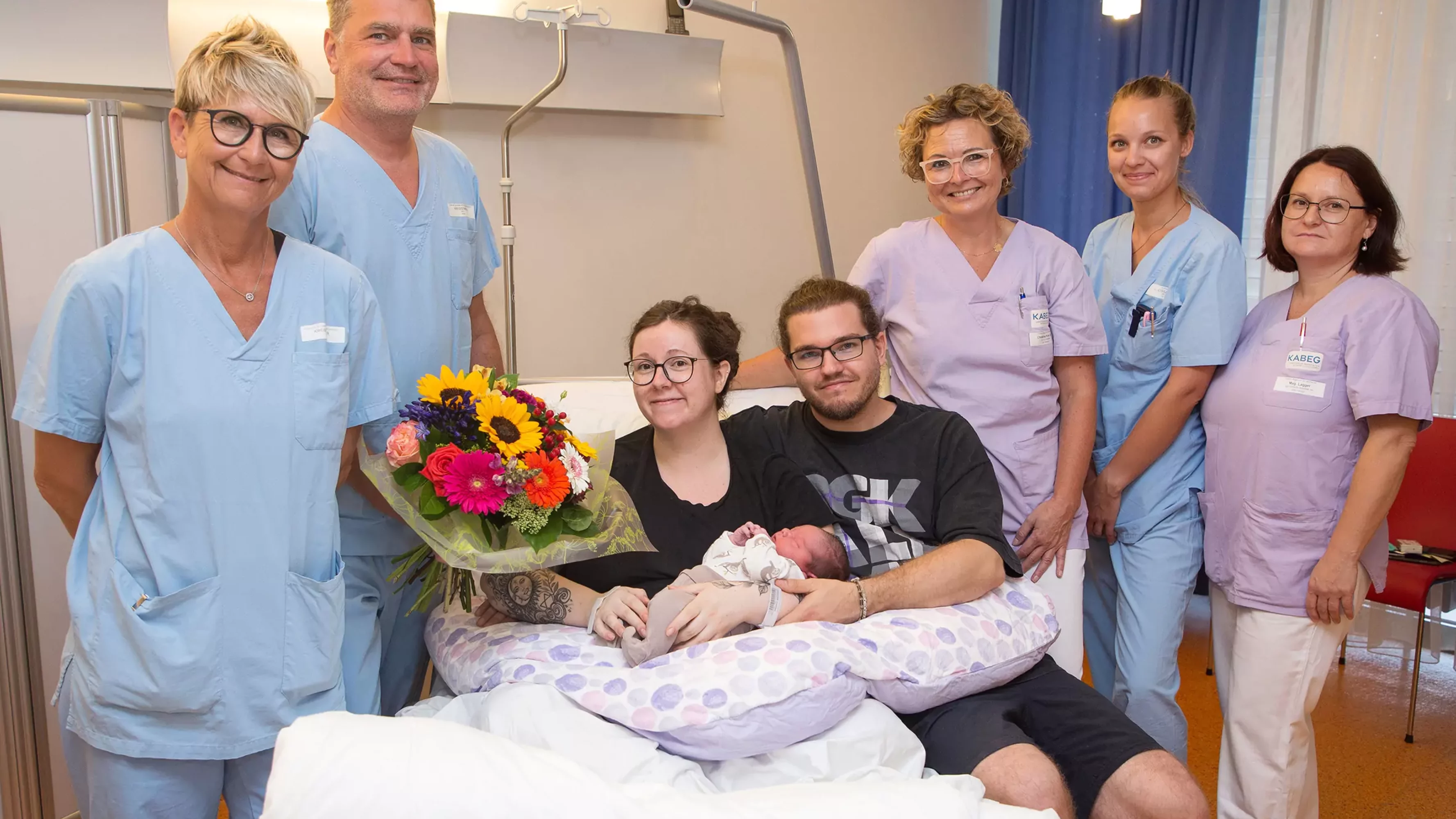 Foto auf 5min.at zeigt viele Personen in die Kamera lächeln.