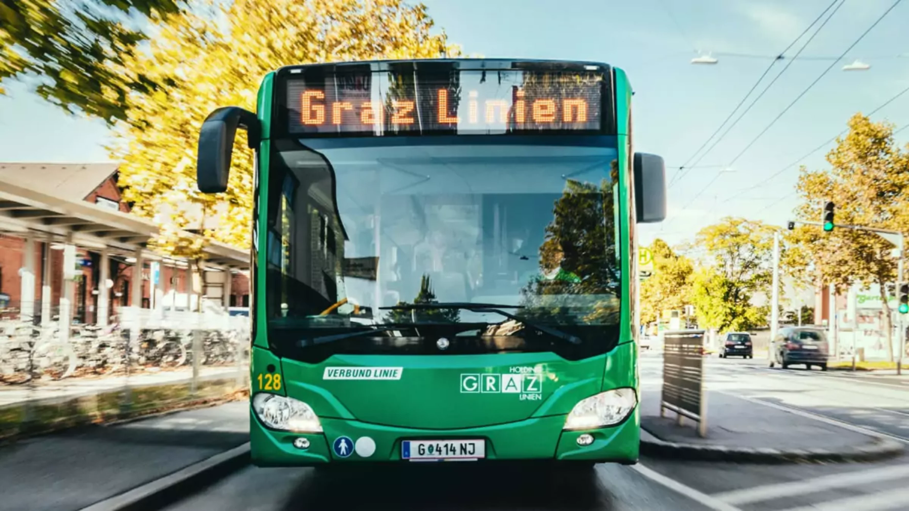 Das Bild auf 5min.at zeigt einen Bus, der durch Graz fährt.