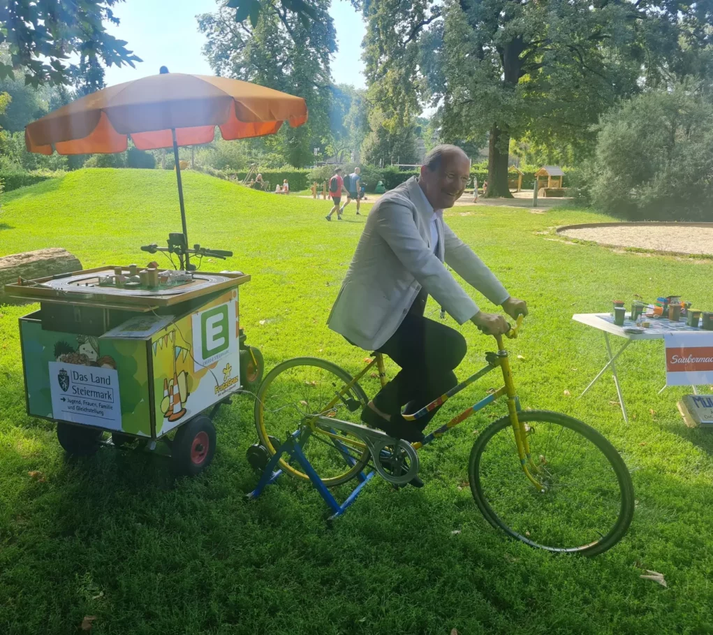 Im August 2024 besuchen „Schrotty und Engy“ Grazer Parks und ermöglichen Kindern aus diversen Altmaterialien etwas Neues zu bauen und dabei Ressourcenschonung auf kreative Art kennen zu lernen und wir zeigen den Kindern auch was (erneuerbare) Energie ist und wie diese genau funktioniert.