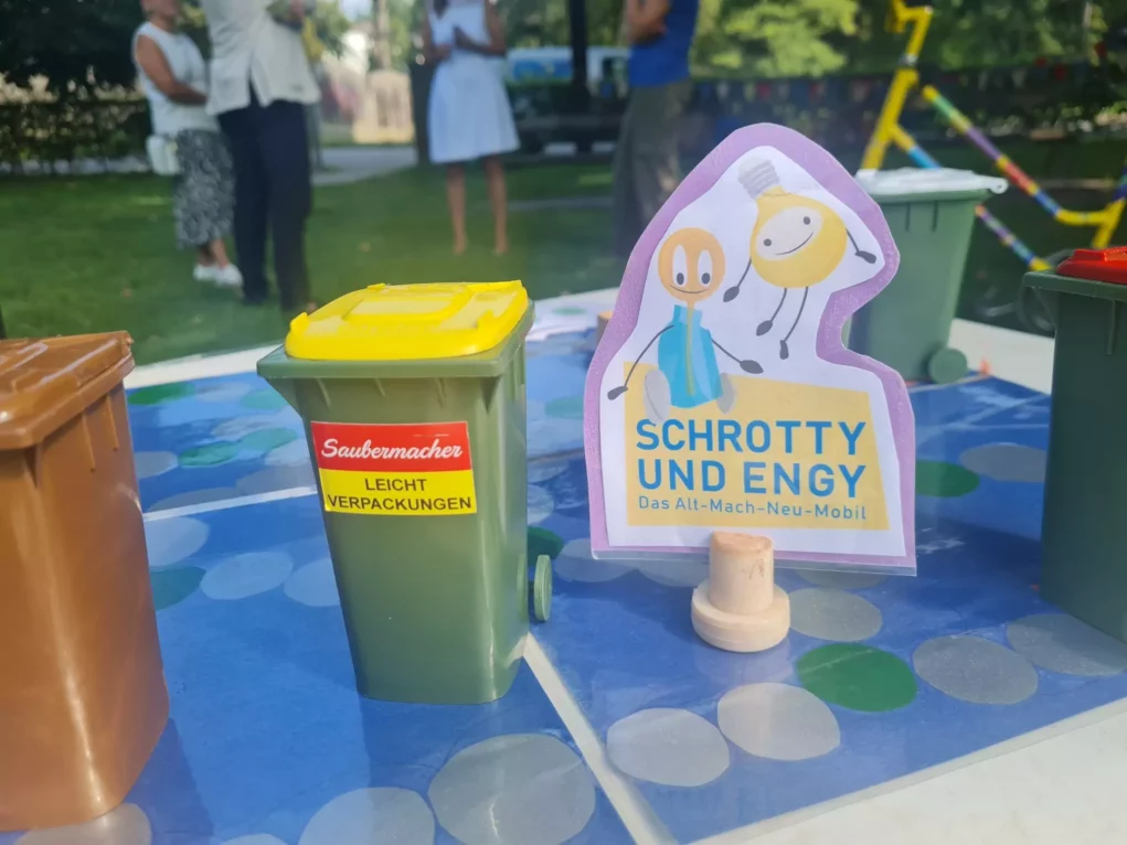 Im August 2024 besuchen „Schrotty und Engy“ Grazer Parks und ermöglichen Kindern aus diversen Altmaterialien etwas Neues zu bauen und dabei Ressourcenschonung auf kreative Art kennen zu lernen und wir zeigen den Kindern auch was (erneuerbare) Energie ist und wie diese genau funktioniert.