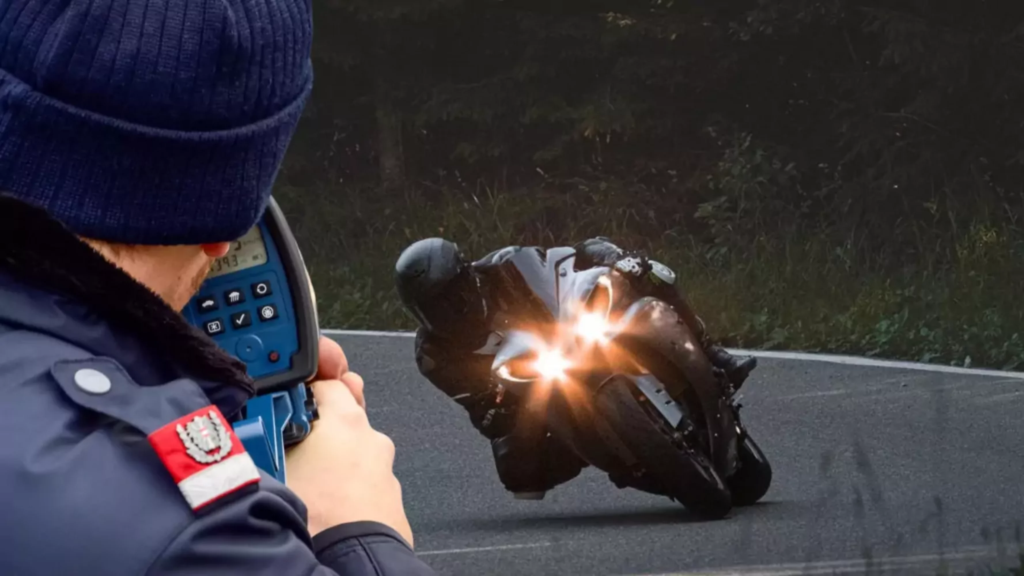 Bild auf 5min.at zeigt einen Polizisten, der die Geschwindigkeit misst, und einen Motorradfahrer.