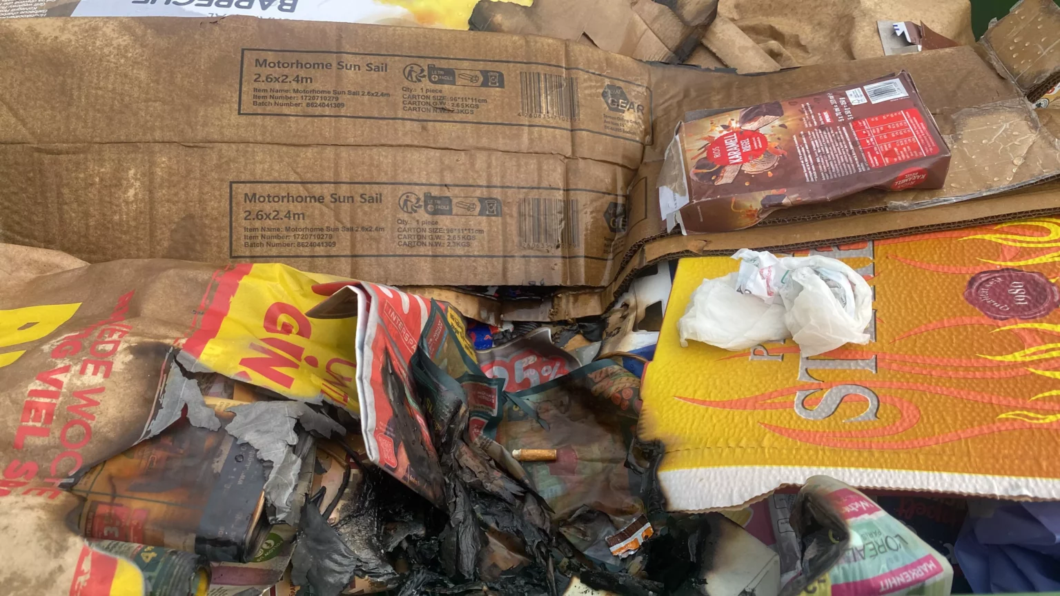 Bild auf 5min.at zeigt einen Brand in einer Papiermülltonne