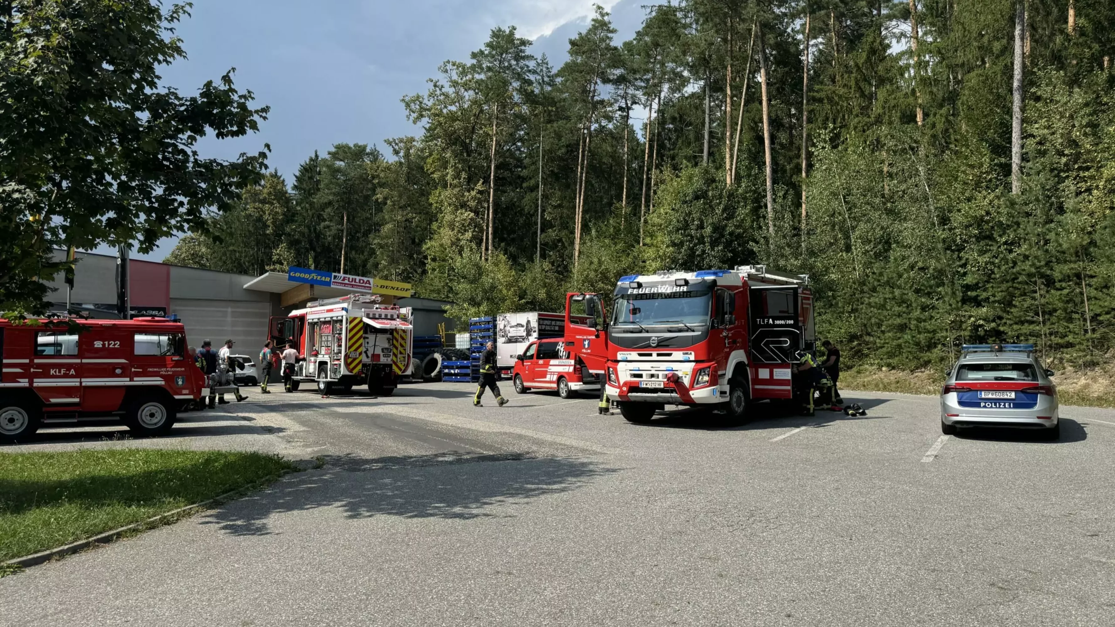Bild auf 5min.at zeigt mehrere Einsatzfahrzeuge.