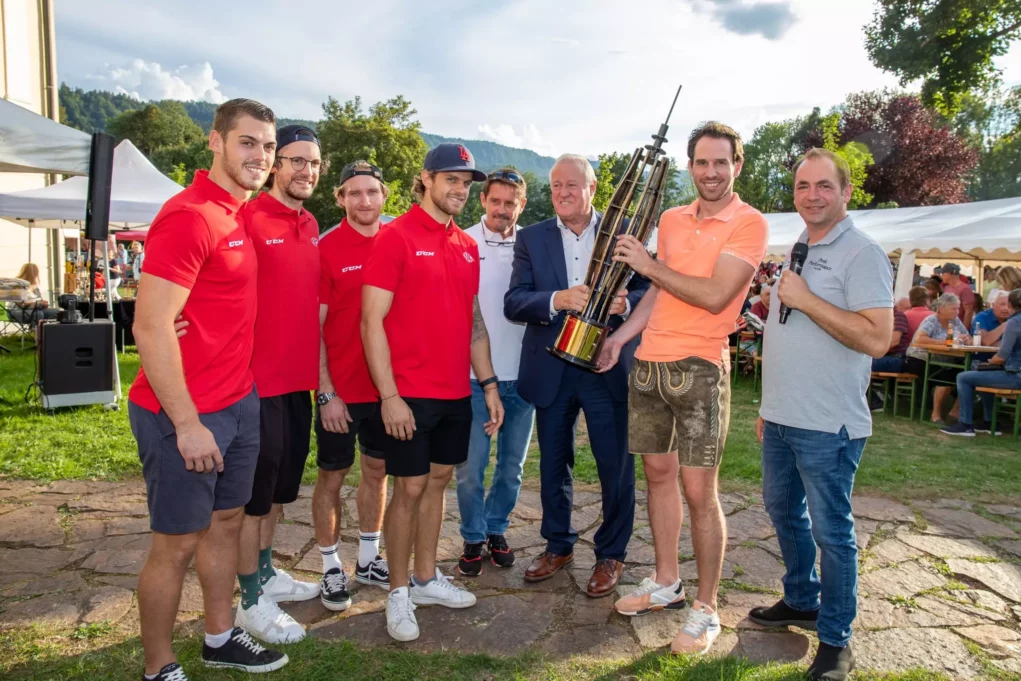 Bild auf 5min.at zeigt die Übergabe der Pyramidenkogel-Eishockey-Trophy an den EC-KAC