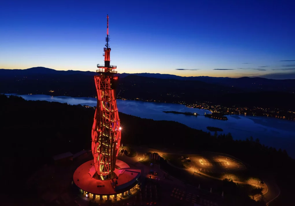 Bild aif 5min.at zeigt den rot leuchteten Pyramidenkogel