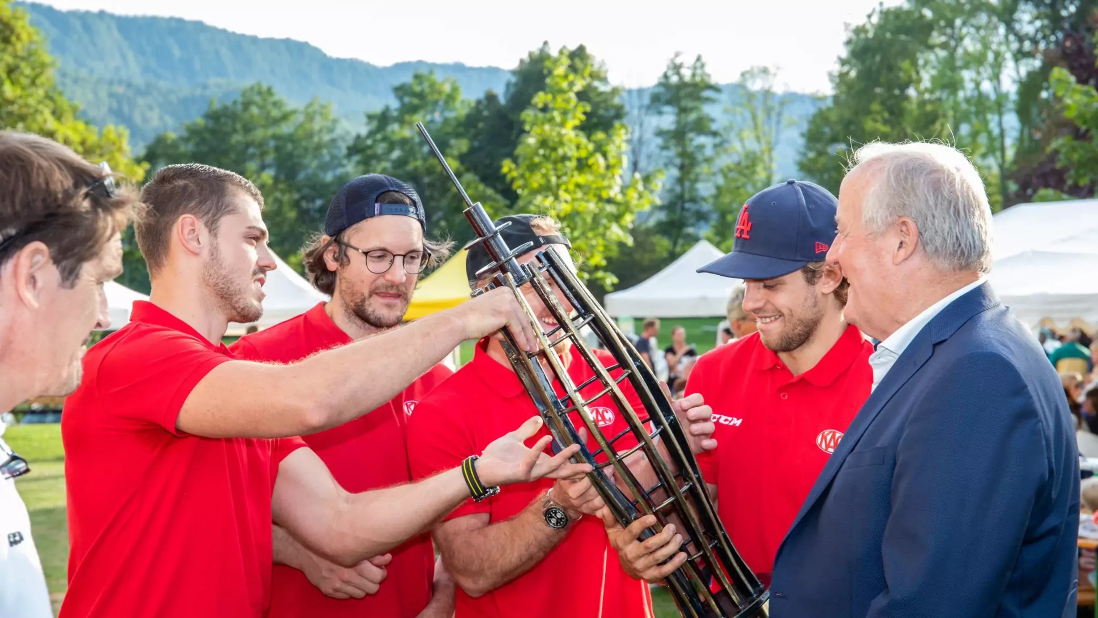 Bild auf 5min.at zeigt die Übergabe der Pyramidenkogel-Eishockey-Trophy an den EC-KAC