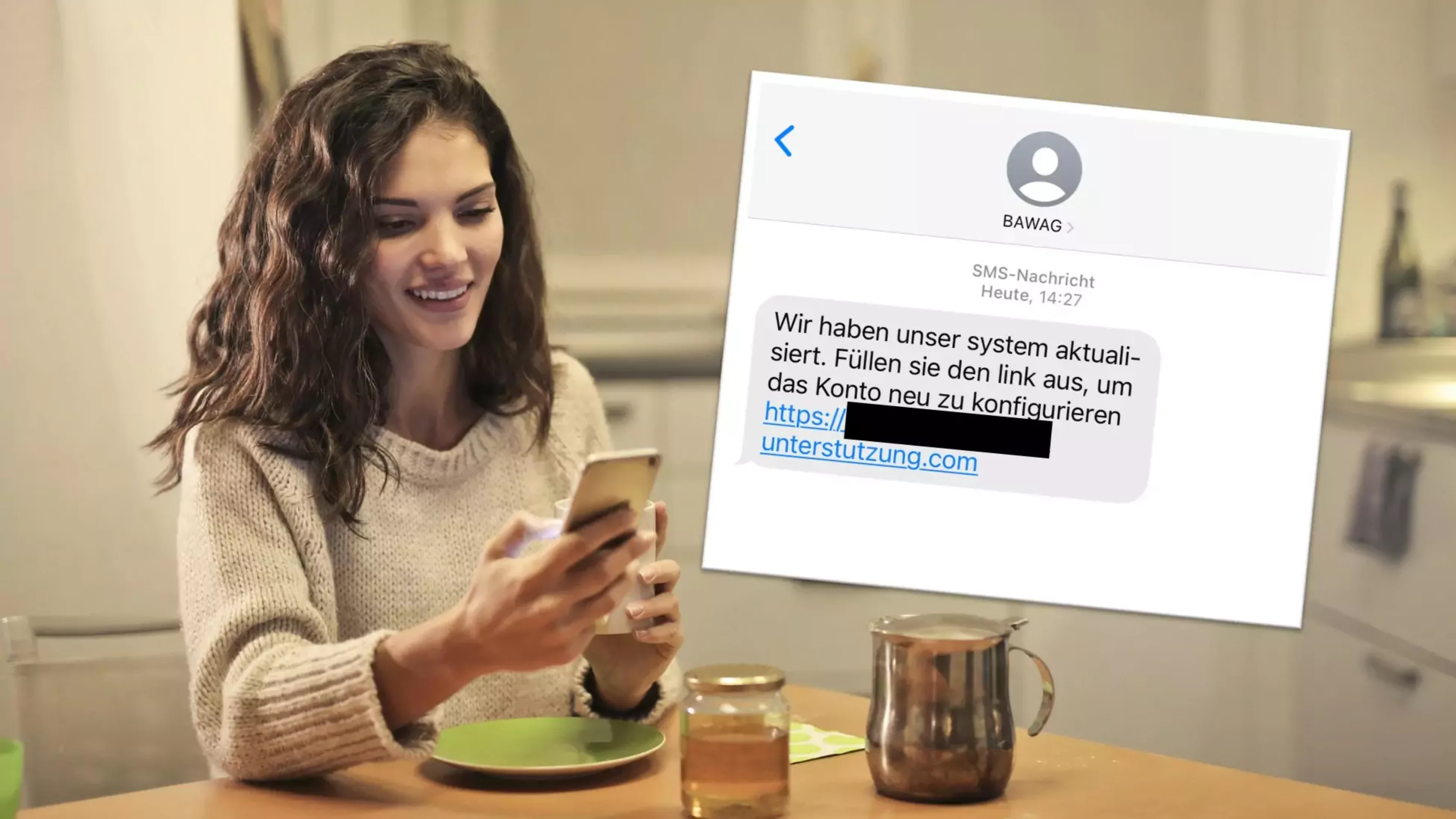 Eine Bildmontage auf 5min.at zeigt die Betrugs-SMS sowie eine Frau am Smartphone.