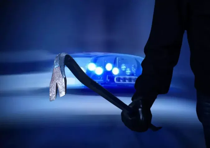 Bild auf 5min.at zeigt ein Brecheisen und Blaulicht.