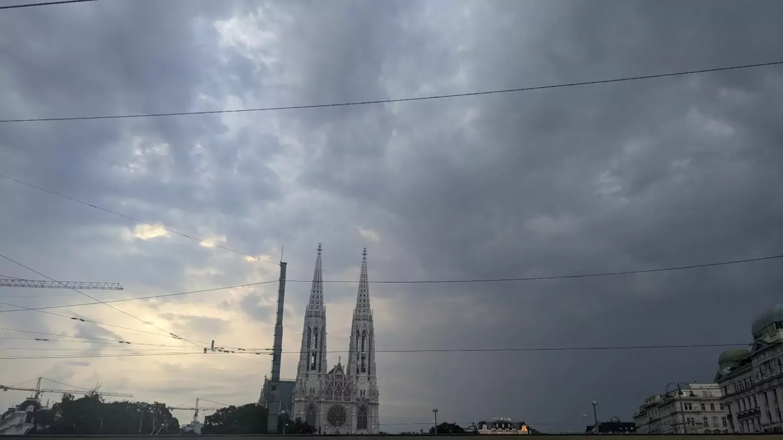 Ein Bild auf 5min.at zeigt dunkle Gewitterwolken über Wien.
