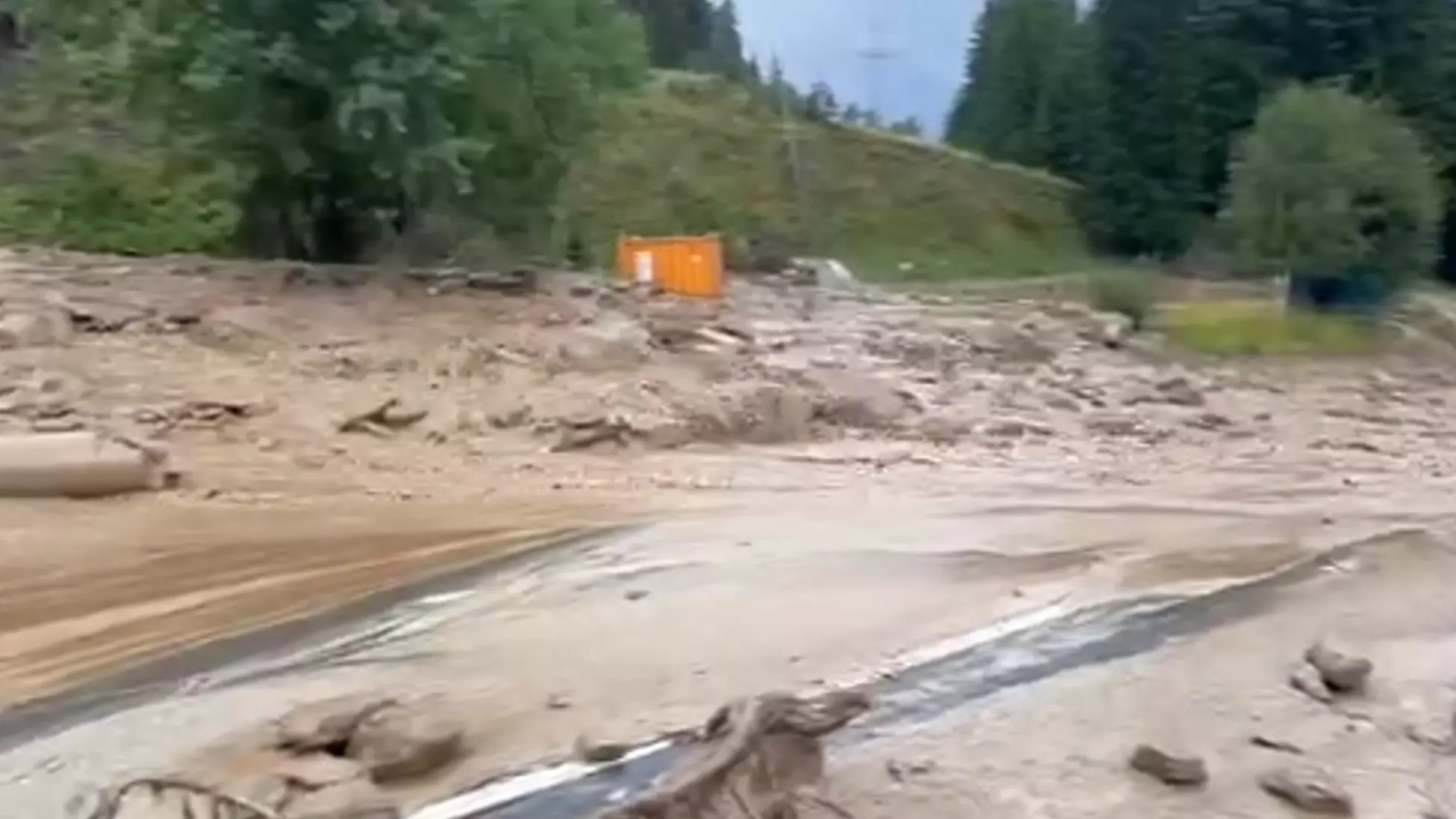 Ein Bild auf 5min.at zeigt die Mure auf der Arlberg Bundesstraße.
