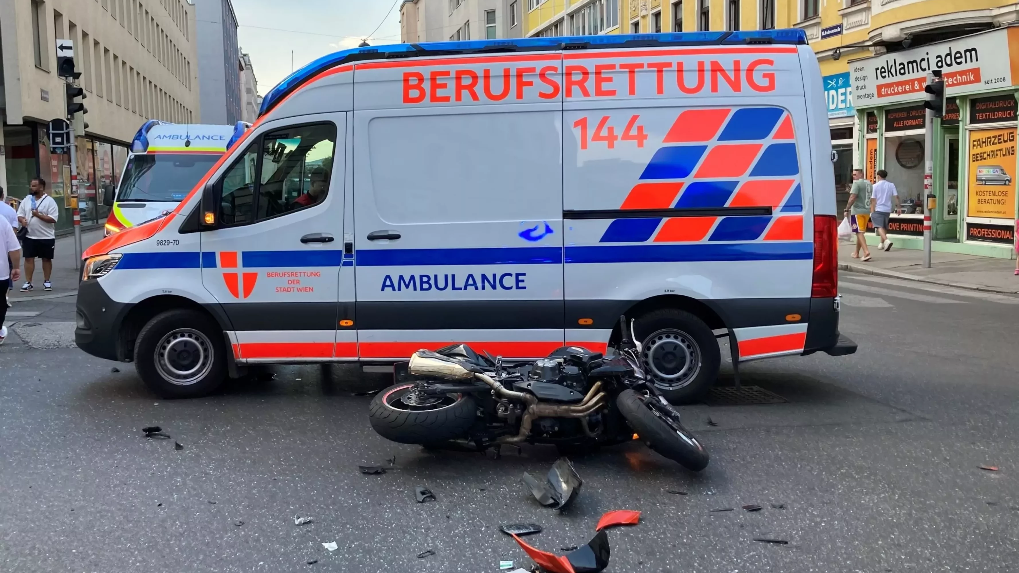 Bild auf 5min.at zeigt einen Motorradunfall in Wien.