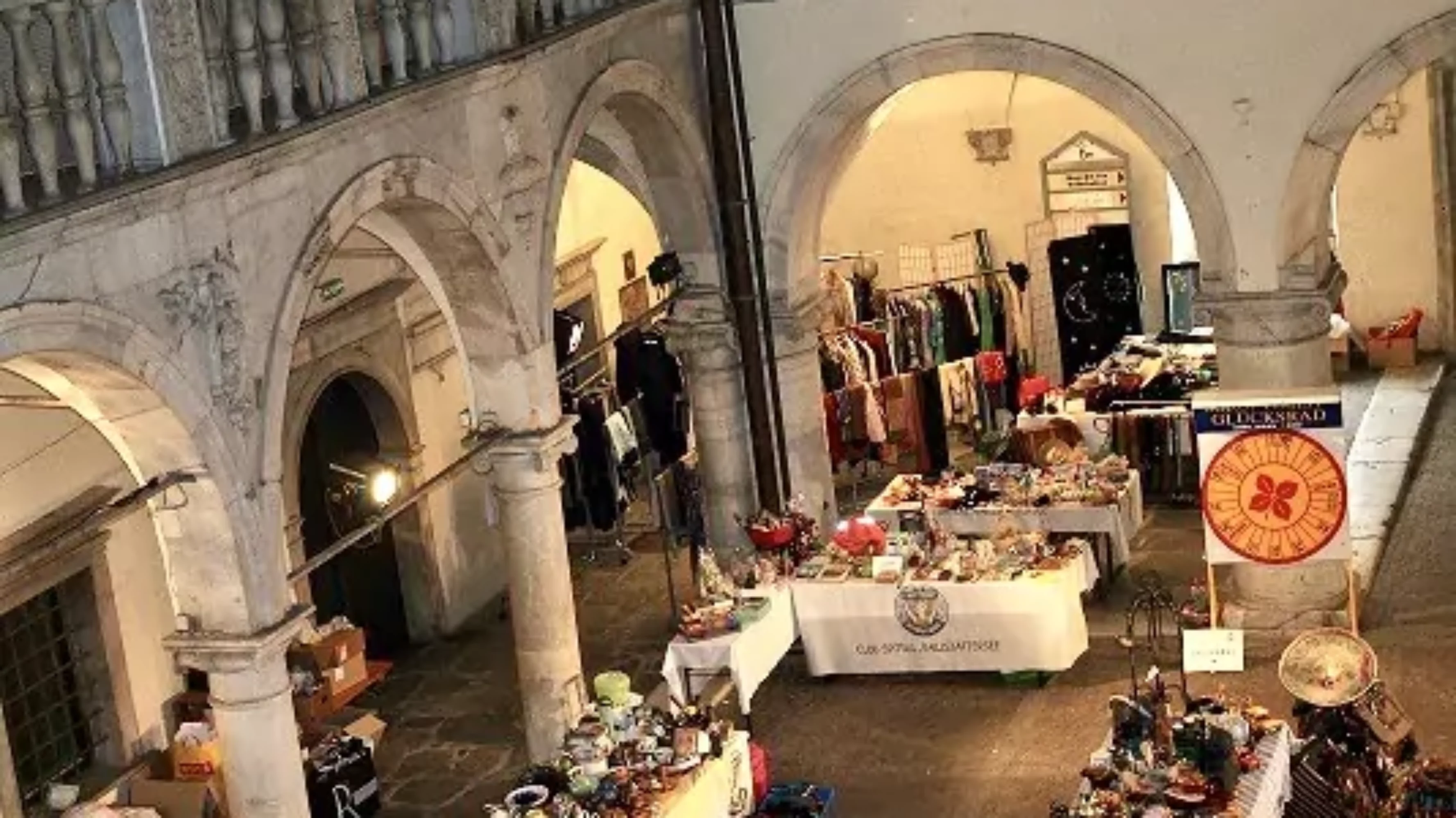 Ein Bild auf 5min.at zeigt den "Kitsch & Kunst"-Flohmarkt des Soroptimist Clubs Spittal-Millstättersee.