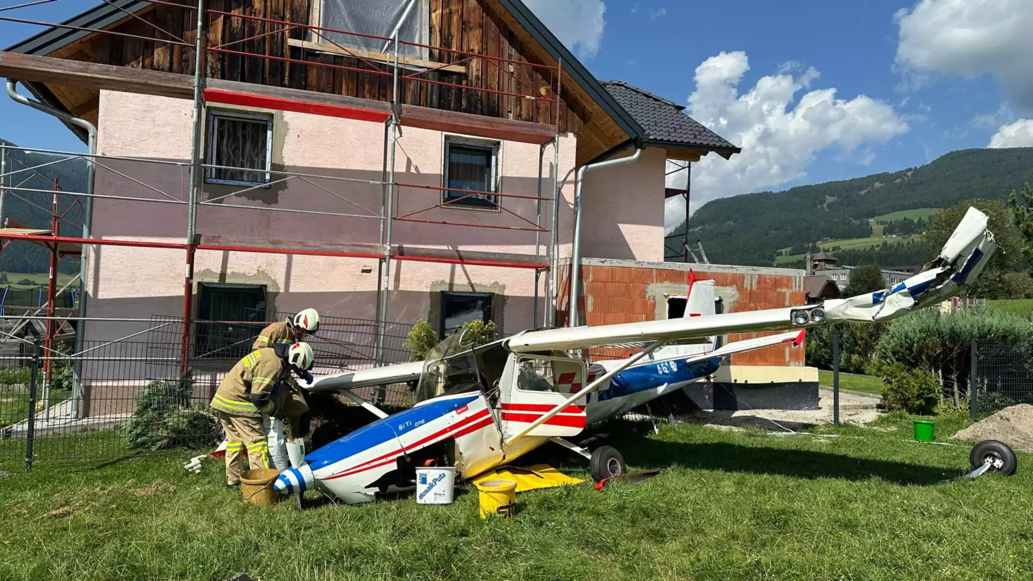 Zu einem Absturz eines Leichtflugzeuges wurden heute die FF Mauterndorf und die FF St.Michael nach Steindorf-Moos alarmiert.