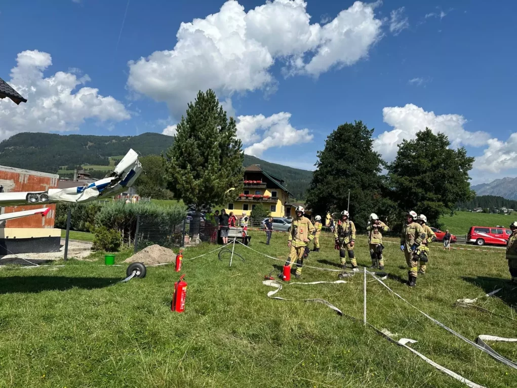 Zu einem Absturz eines Leichtflugzeuges wurden heute die FF Mauterndorf und die FF St.Michael nach Steindorf-Moos alarmiert.