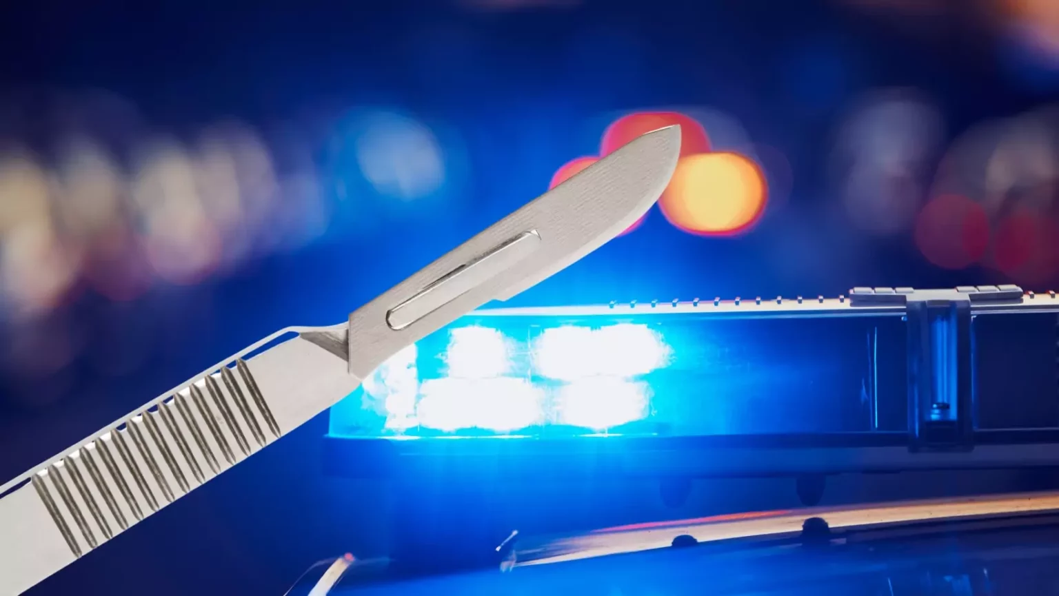 Das Bild auf 5min.at zeigt ein Skalpell und ein Polizeiauto.