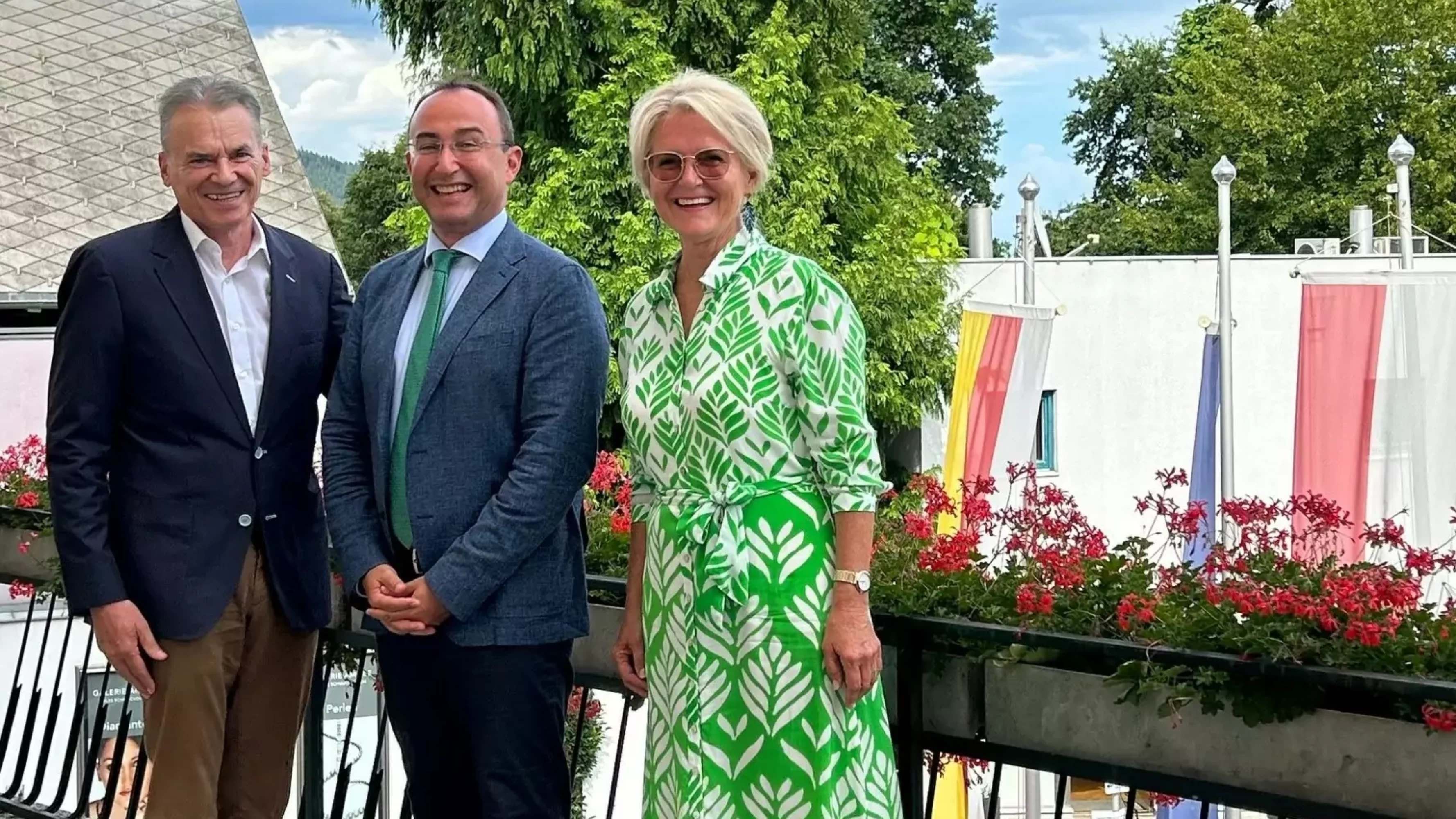 Ein Bild auf 5min.at zeigt Bürgermeister Ferdinand Vouk, Gemeindevorständin Margit Heissenberger und Koenraad Van de Borne.