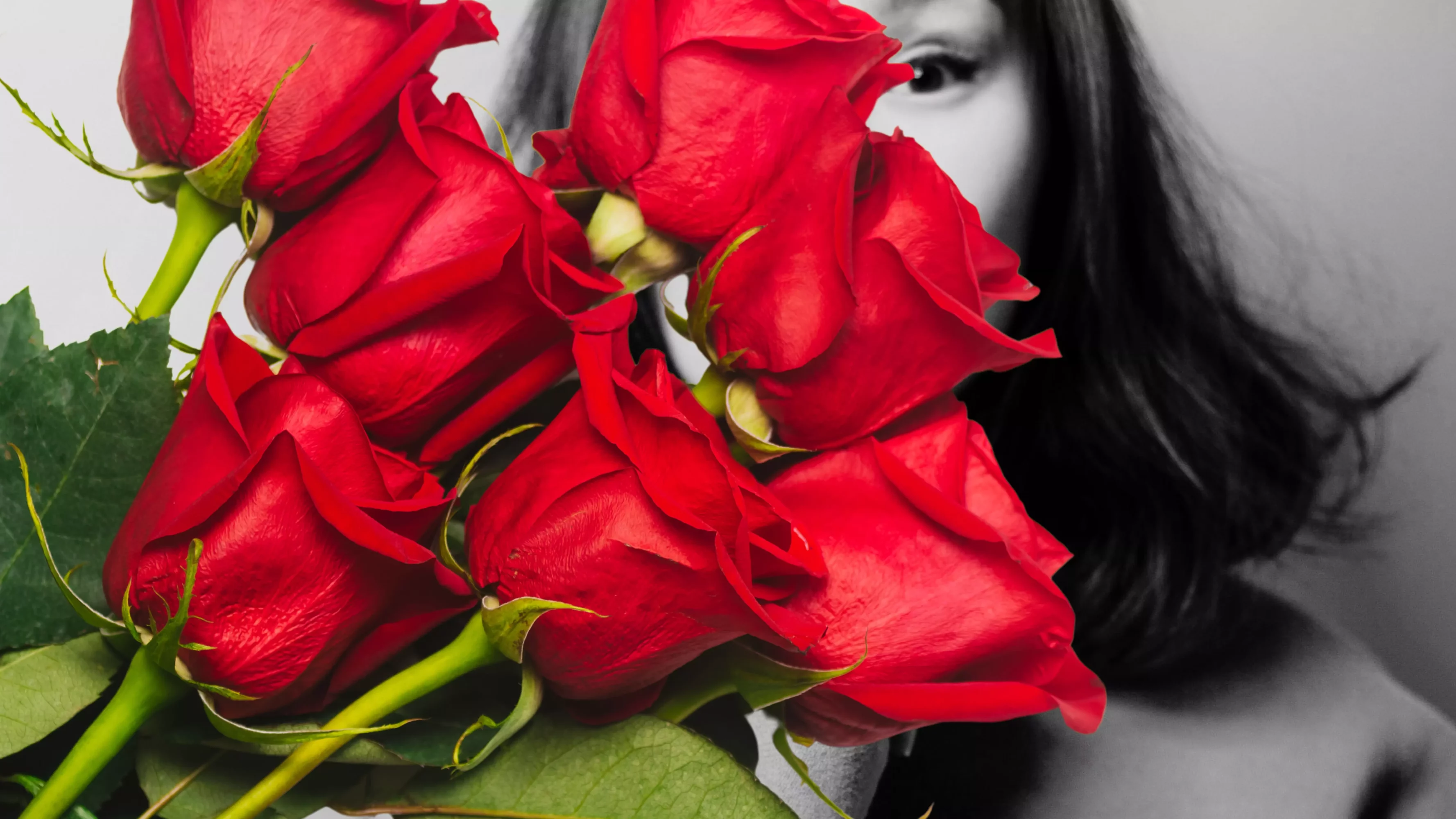 Das Bild auf 5min.at zeigt Rosen und eine Frau.