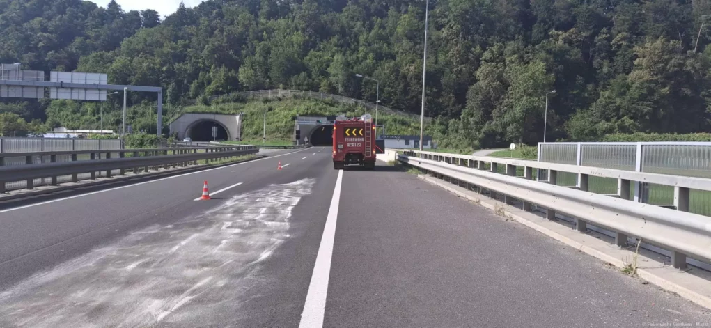 Das Bild auf 5min.at zeigt die Feuerwehr bei einem Diesel-Unfall.