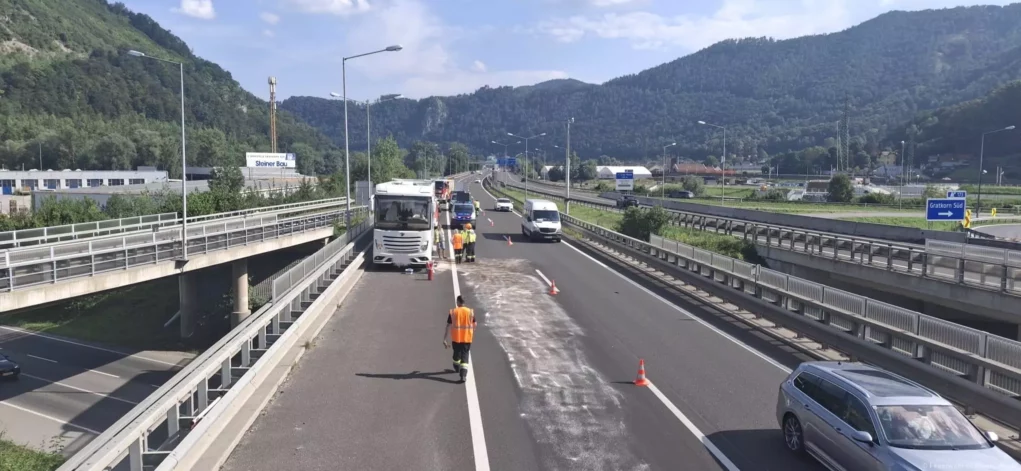 Das Bild auf 5min.at zeigt die Feuerwehr bei einem Diesel-Unfall.