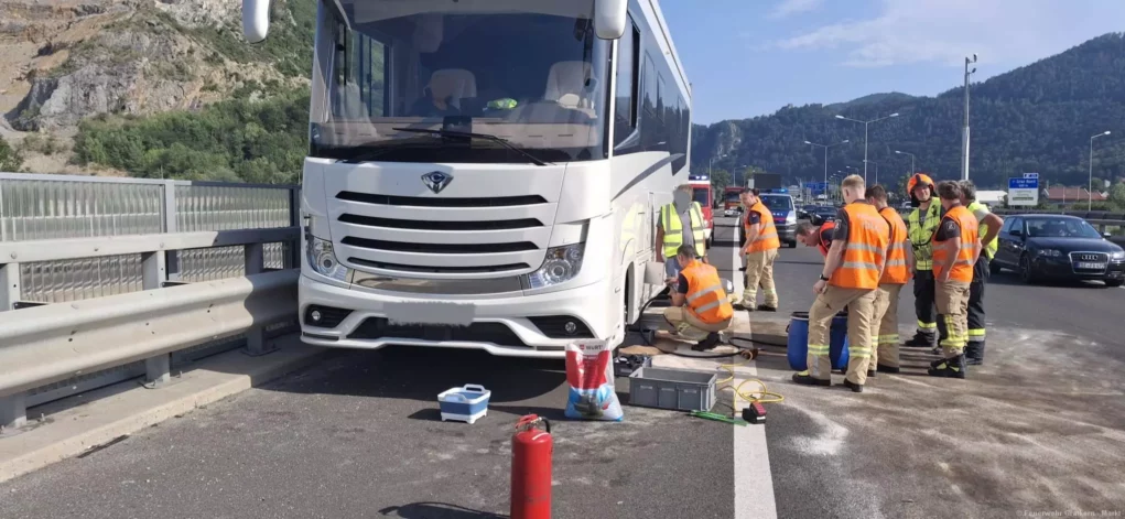 Das Bild auf 5min.at zeigt die Feuerwehr bei einem Diesel-Unfall.