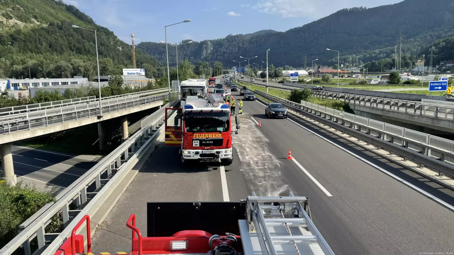 Das Bild auf 5min.at zeigt die Feuerwehr bei einem Diesel-Unfall.