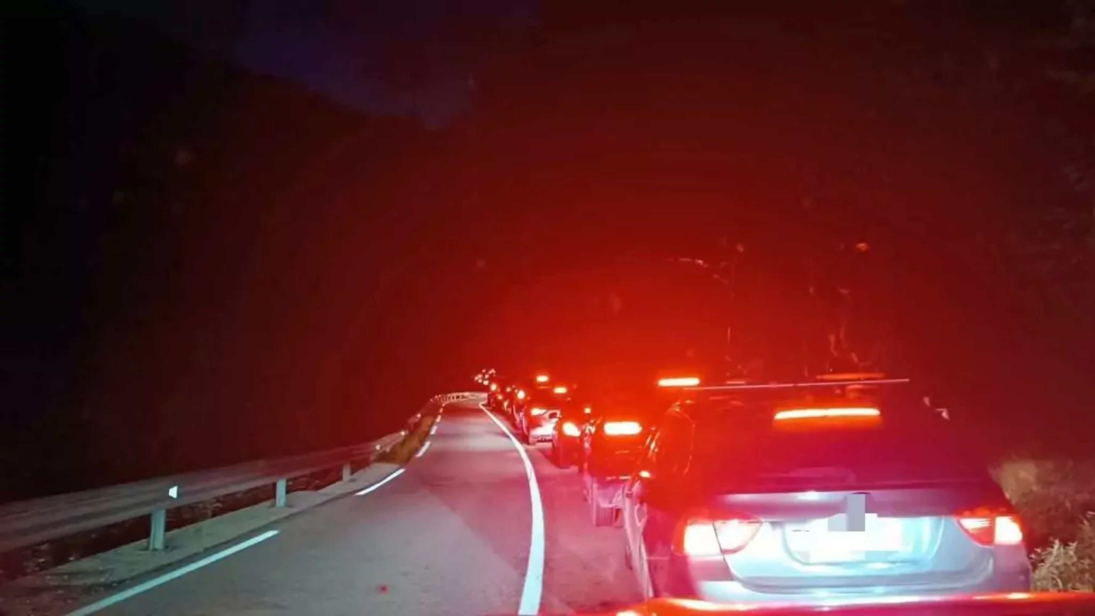 Das Bild auf 5min.at zeigt eine Stau-Kolonne am Wurzenpass.