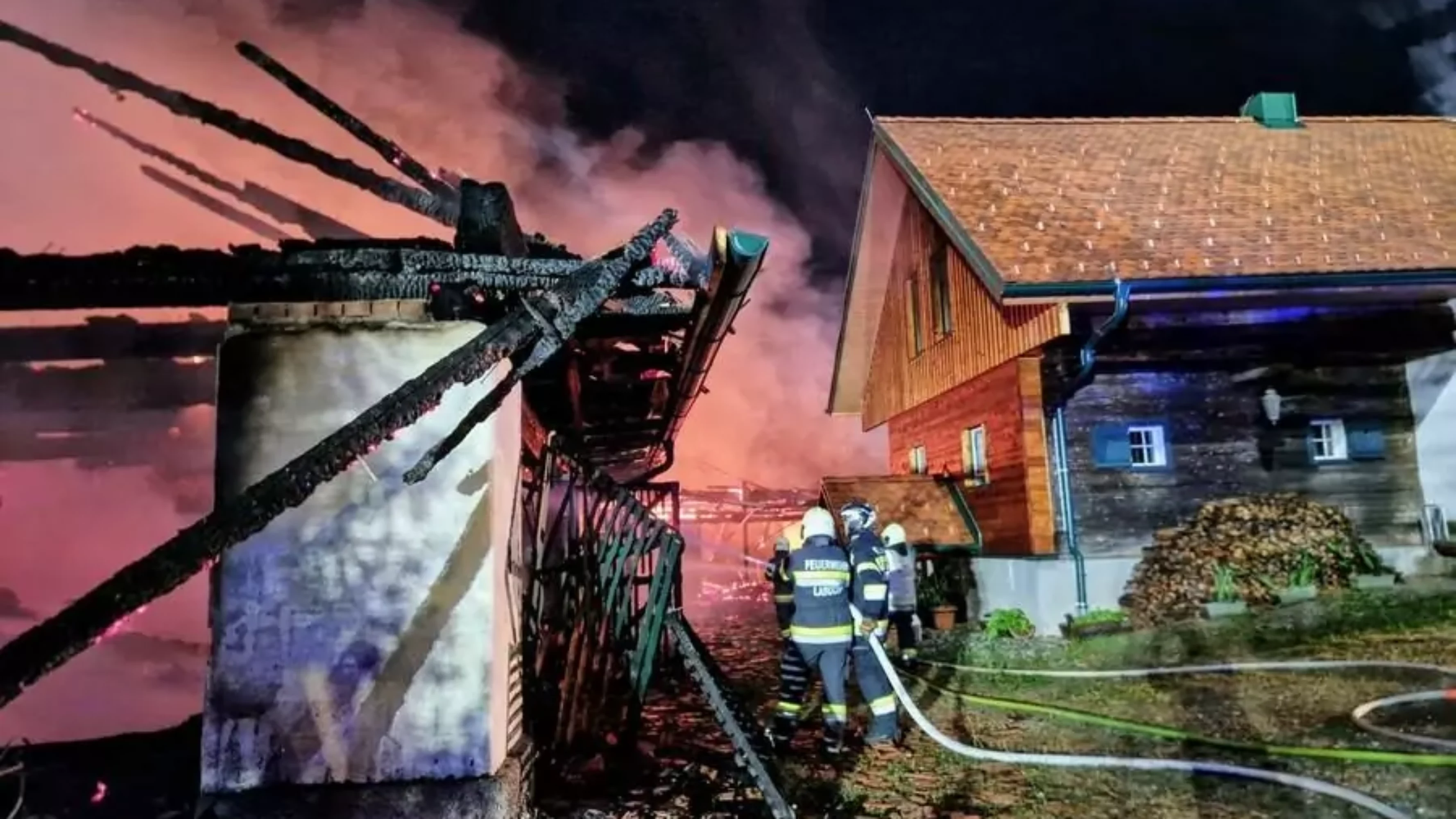 Das Bild auf 5min.at zeigt einen Brand eines Wirtschaftsgebäudes.