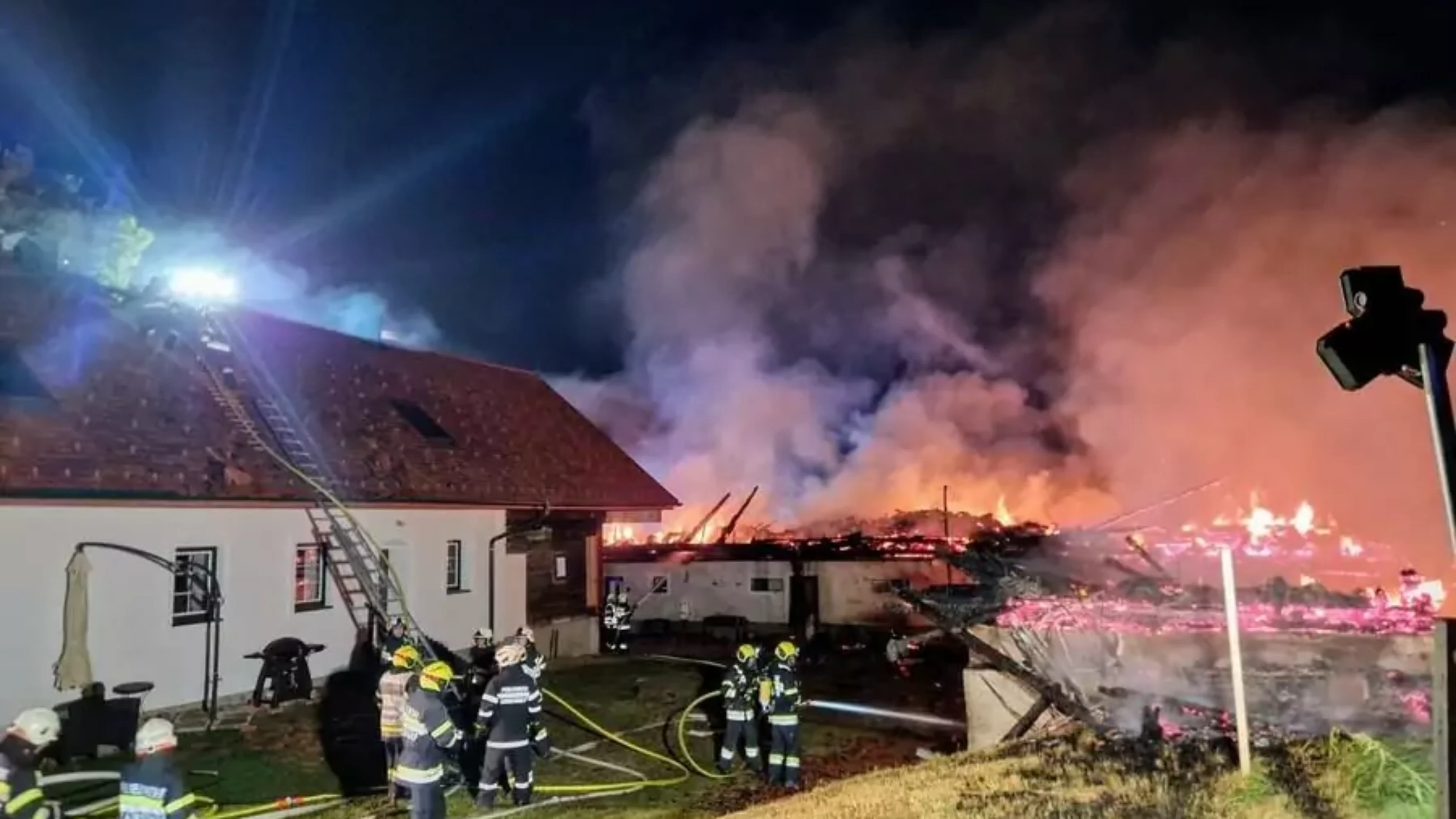 Das Bild auf 5min.at zeigt einen Brand eines Wirtschaftsgebäudes.