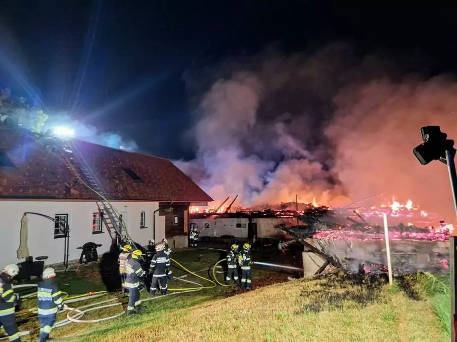 Das Bild auf 5min.at zeigt einen Brand eines Wirtschaftsgebäudes.