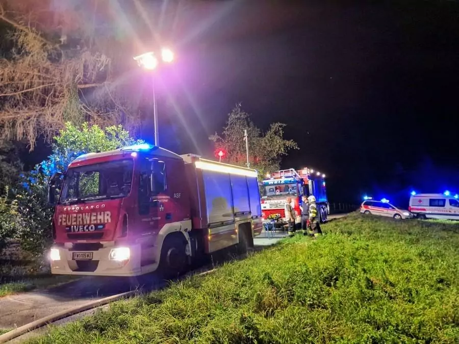 Das Bild auf 5min.at zeigt einen Brand eines Wirtschaftsgebäudes.