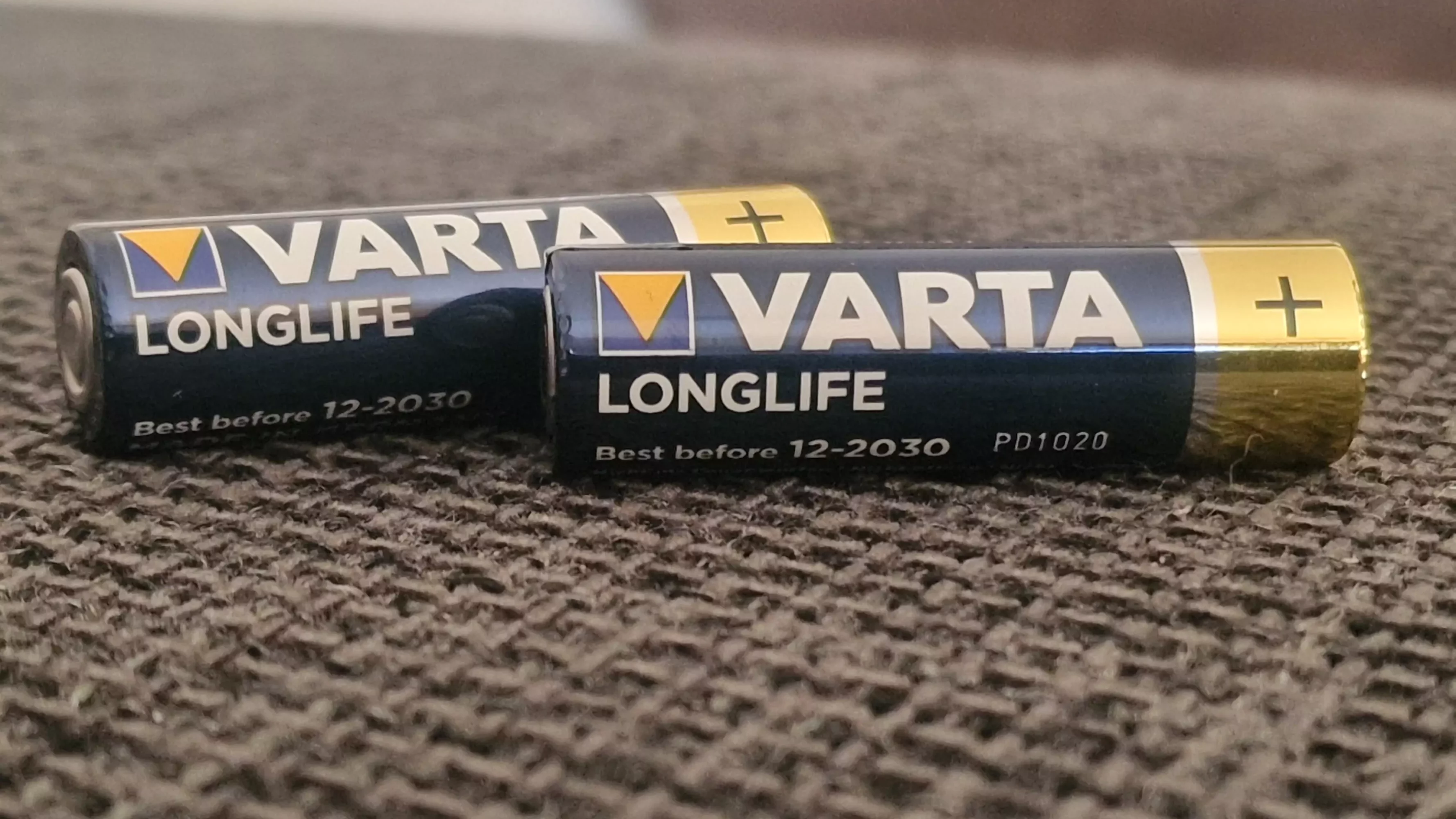 Bild auf 5min.at zeigt zwei Varta Batterien