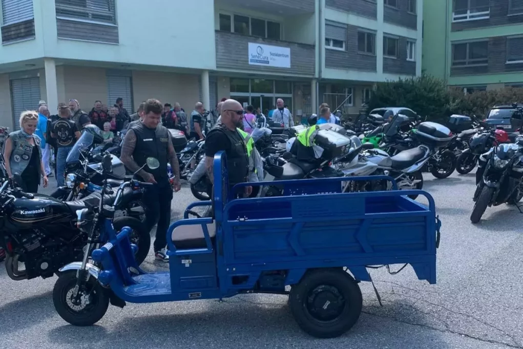 Ein Bild auf 5min.at zeigt den Besuch der Motorradclubs im SeneCura-Pflegeheim in Afritz am See.