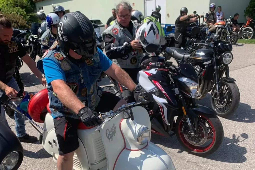 Ein Bild auf 5min.at zeigt den Besuch der Motorradclubs im SeneCura-Pflegeheim in Afritz am See.