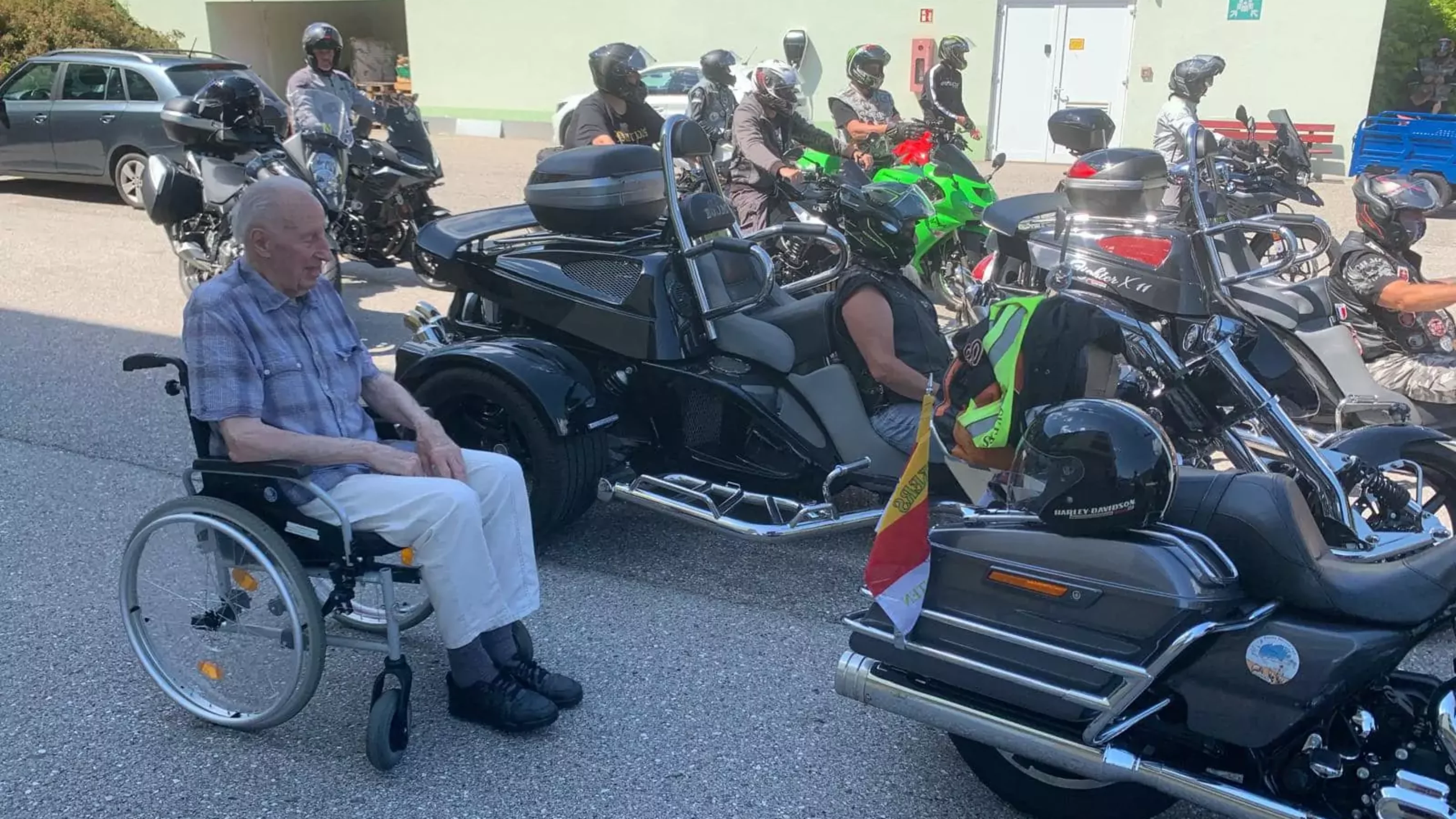 Ein Bild auf 5min.at zeigt den Besuch der Motorradclubs im SeneCura-Pflegeheim in Afritz am See.