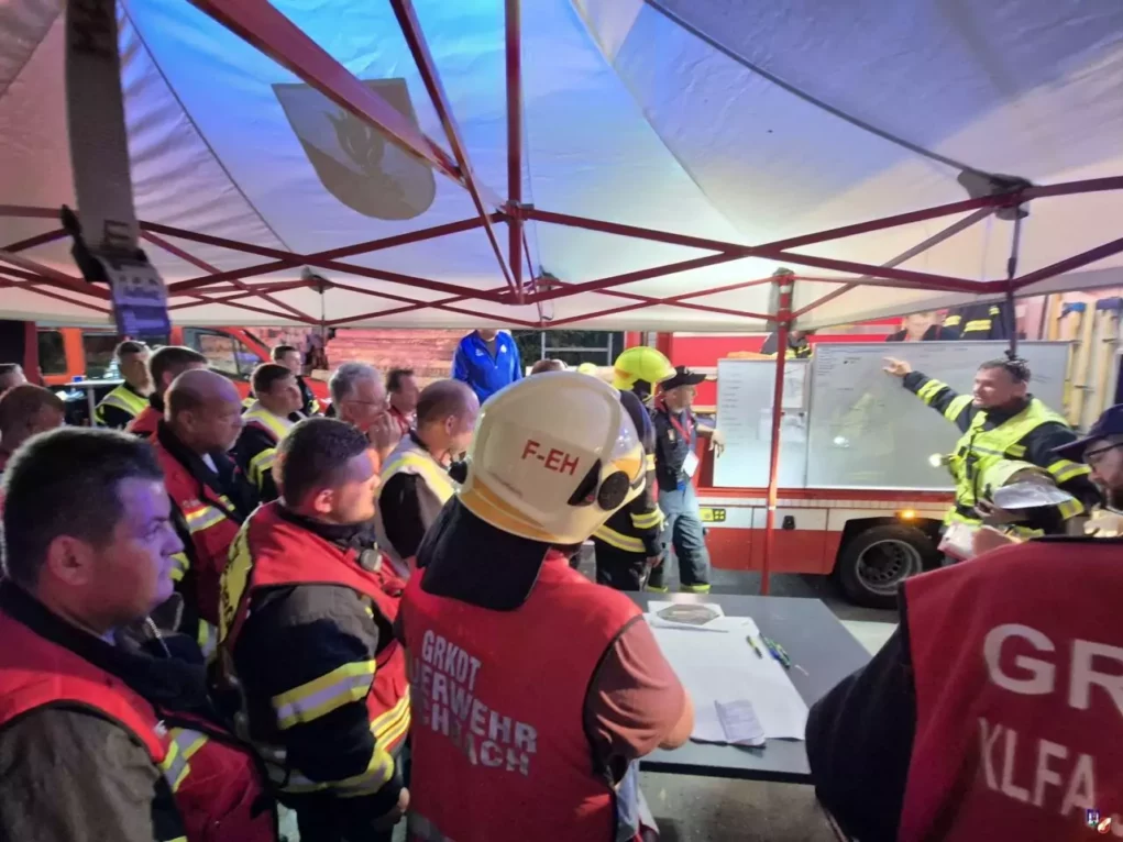 Bild auf 5min.at zeigt den Vollbrand im Sägewerk.