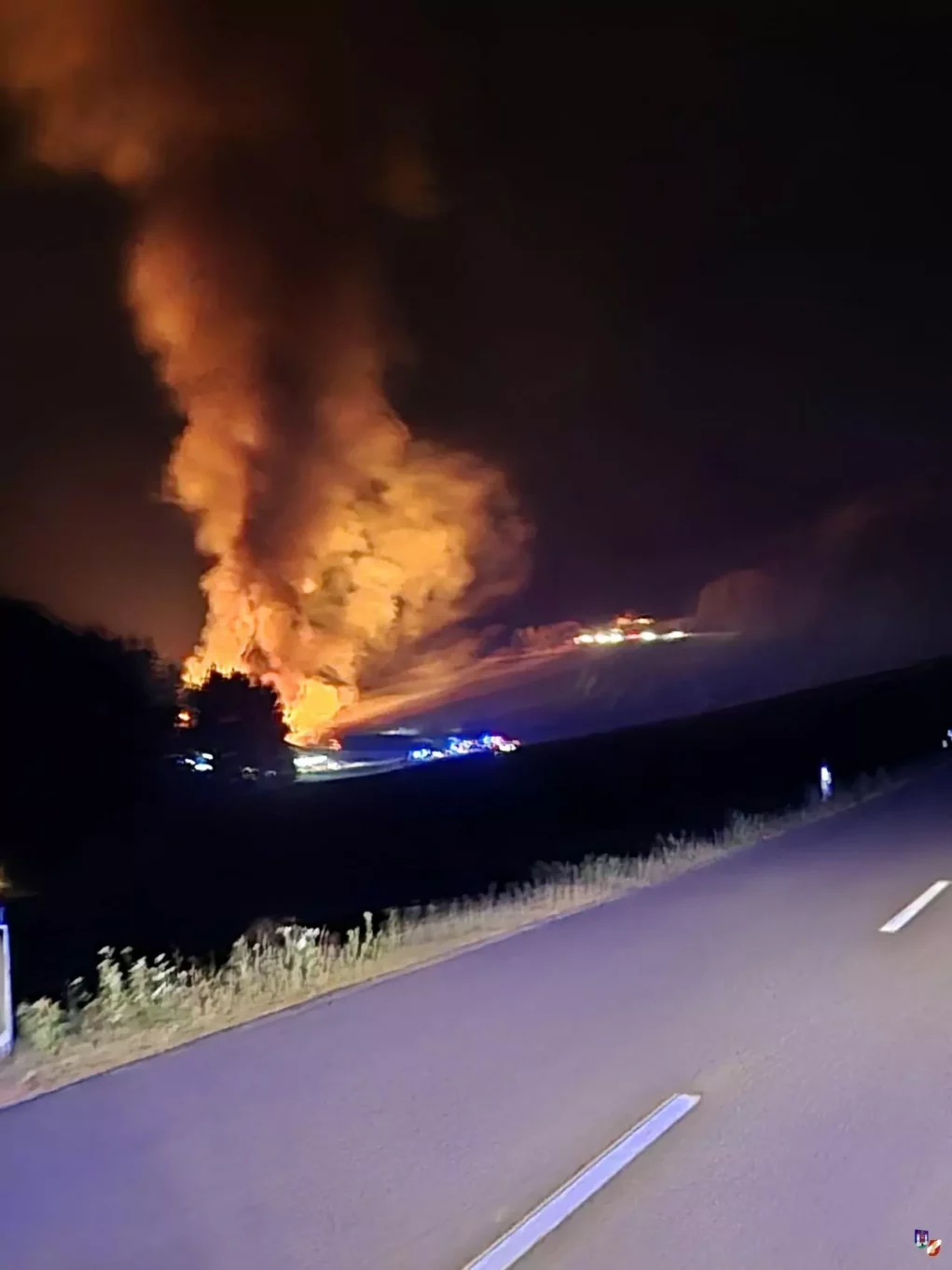 Bild auf 5min.at zeigt den Vollbrand im Sägewerk.