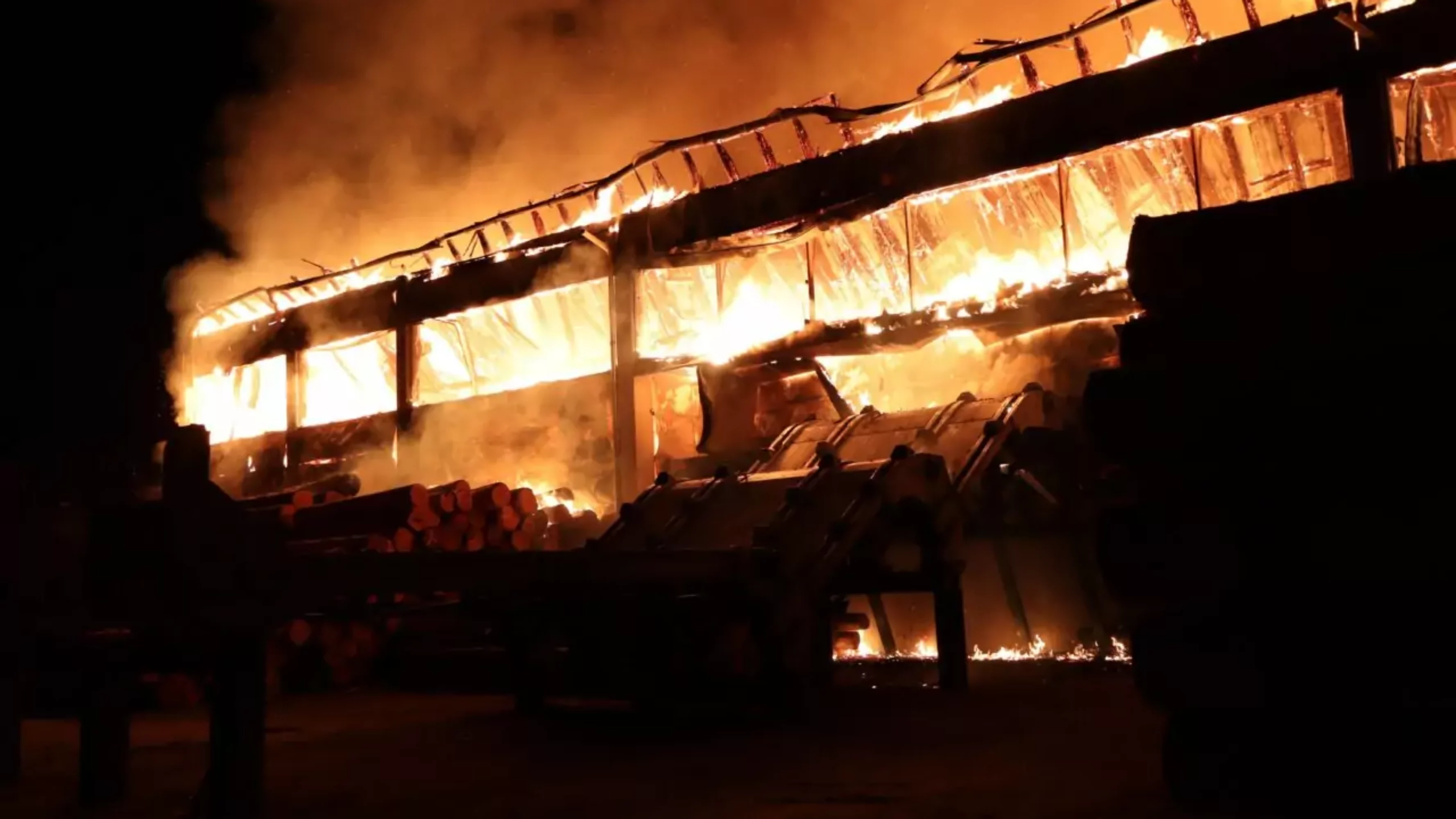 Bild auf 5min.at zeigt den Vollbrand im Sägewerk.