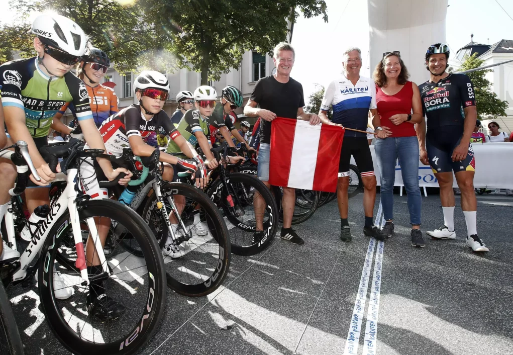 Ein Bild auf 5min.at zeigt Sportler bei der Alpe Adria Radtour in Klagenfurt.