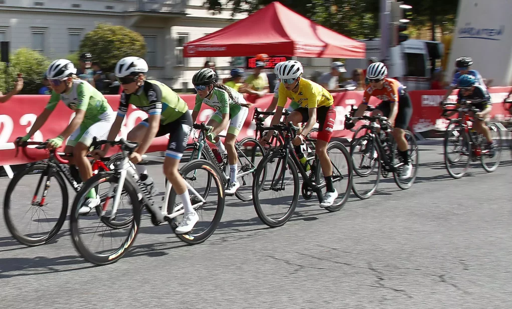 Ein Bild auf 5min.at zeigt Sportler bei der Alpe Adria Radtour in Klagenfurt.