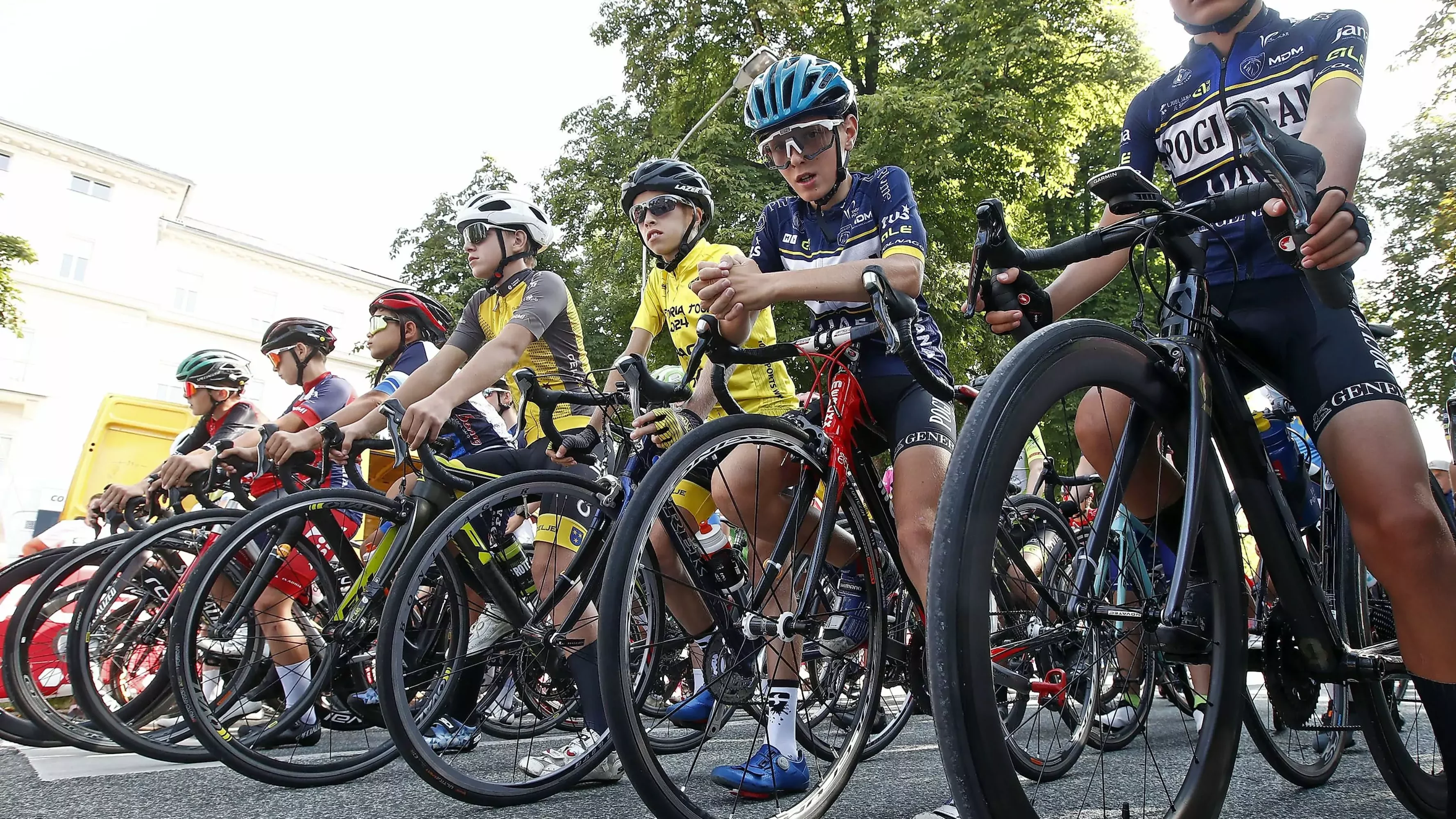 Ein Bild auf 5min.at zeigt Sportler bei der Alpe Adria Radtour in Klagenfurt.