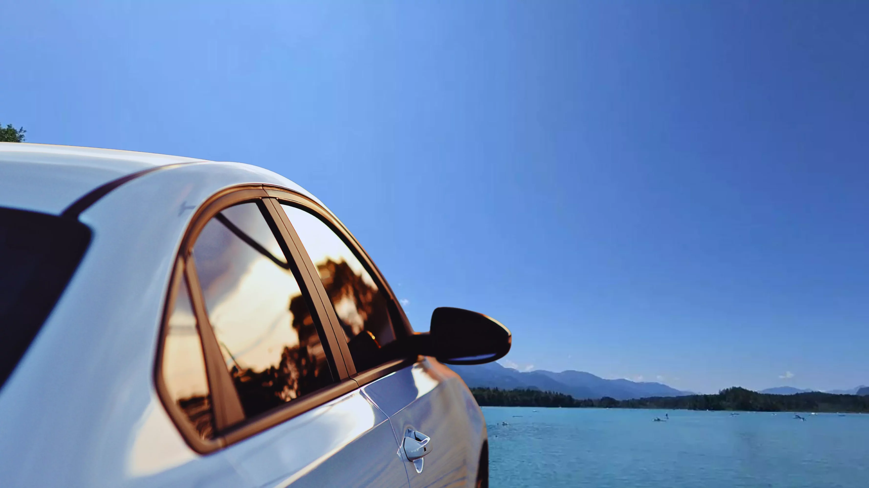 Das Bild auf 5min.at zeigt ein Auto bei einem See.