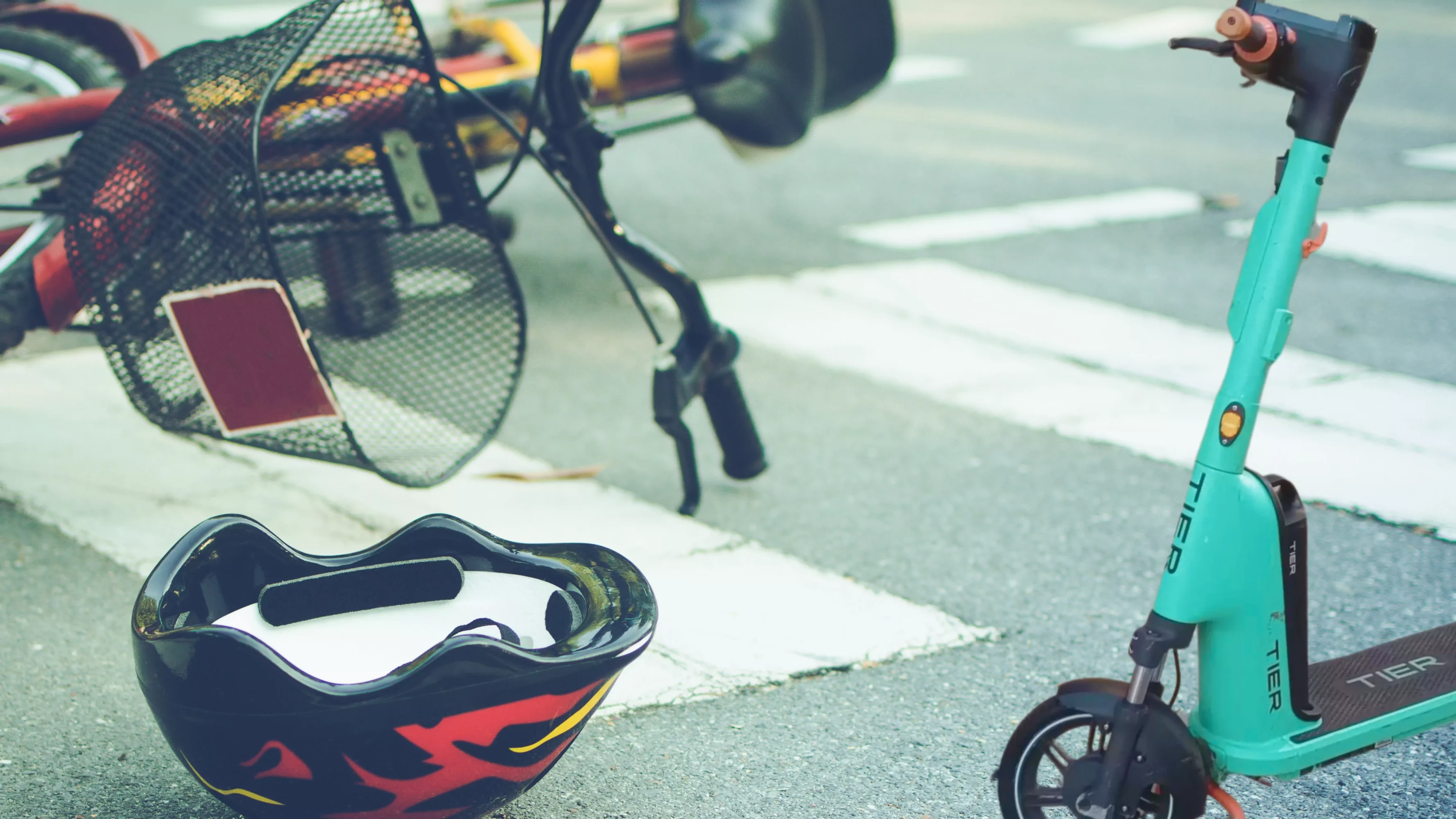 Das Bild auf 5min.at zeigt einen Unfall von einem Fahrrad und einem Scooter.