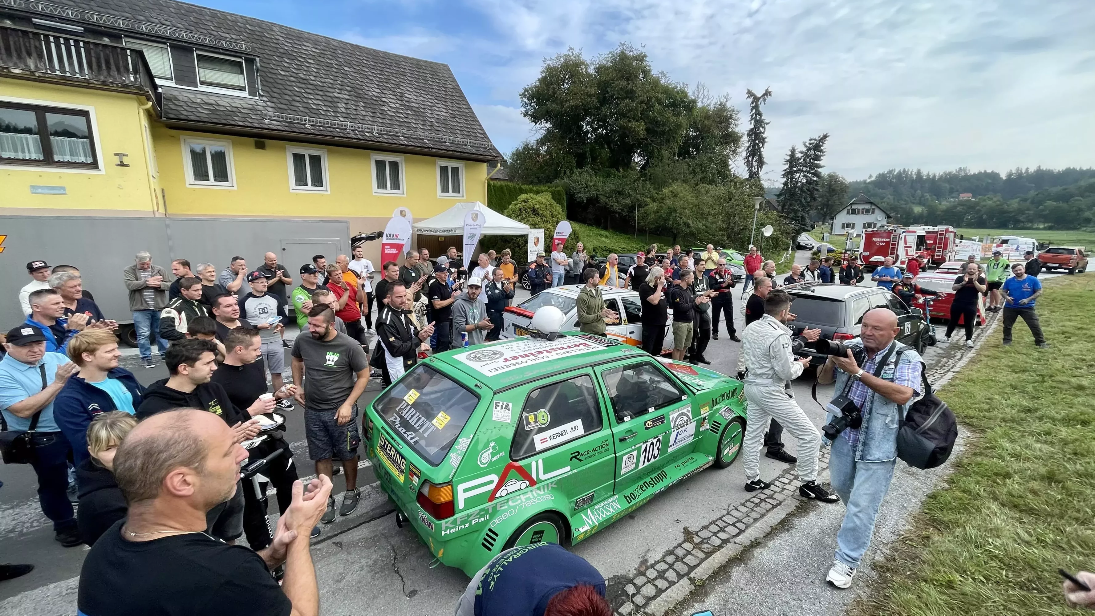 Das Bild auf 5min.at zeigt Zuschauer der Bergrallye Voitsberg-Lobming.