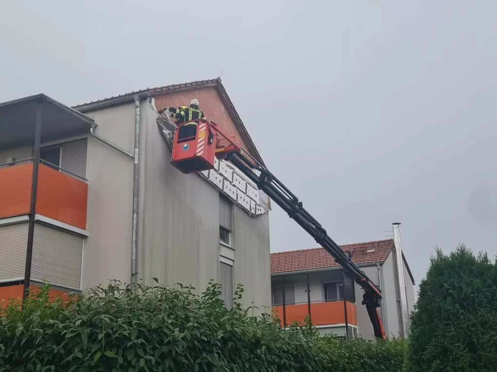 Das Bild auf 5min.at zeigt einen Feuerwehreinsatz bei einem drohenden Abrutsch eines Dachs.