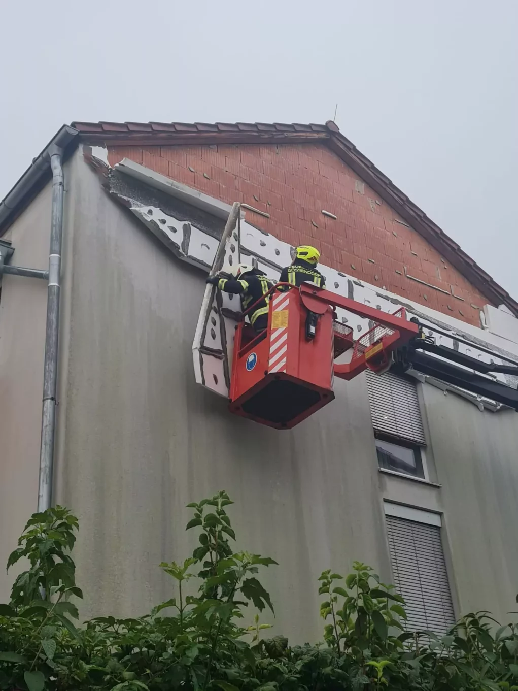Das Bild auf 5min.at zeigt einen Feuerwehreinsatz bei einem drohenden Abrutsch eines Dachs.