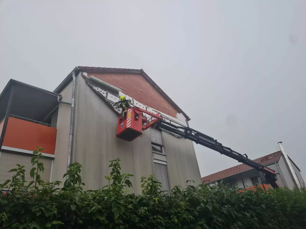 Das Bild auf 5min.at zeigt einen Feuerwehreinsatz bei einem drohenden Abrutsch eines Dachs.