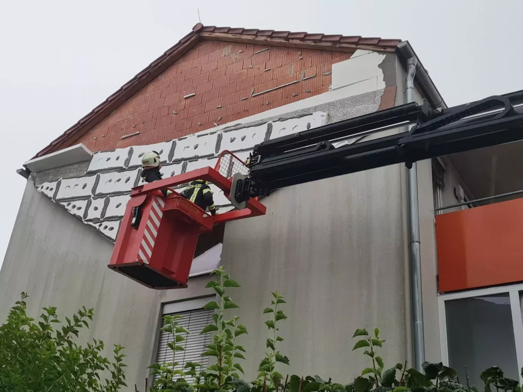 Das Bild auf 5min.at zeigt einen Feuerwehreinsatz bei einem drohenden Abrutsch eines Dachs.